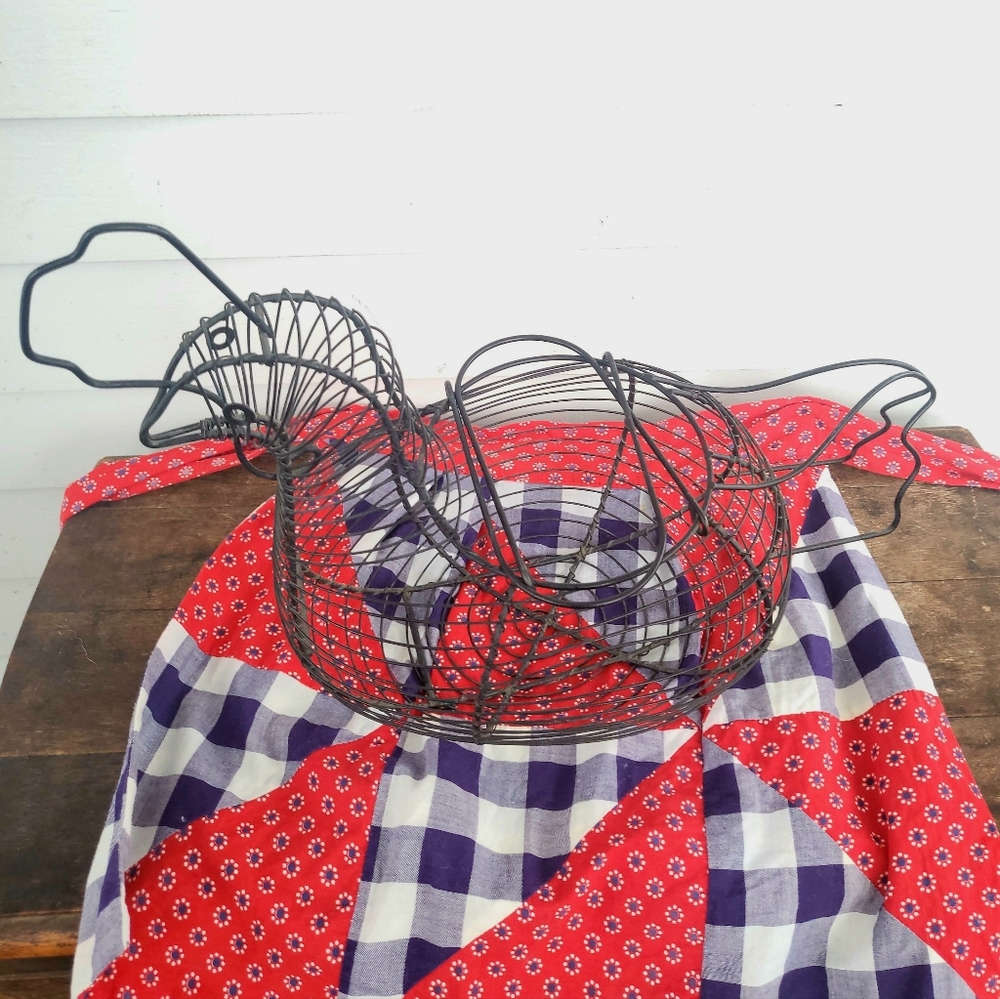 Farmhouse Metal Wire Rooster Egg Basket